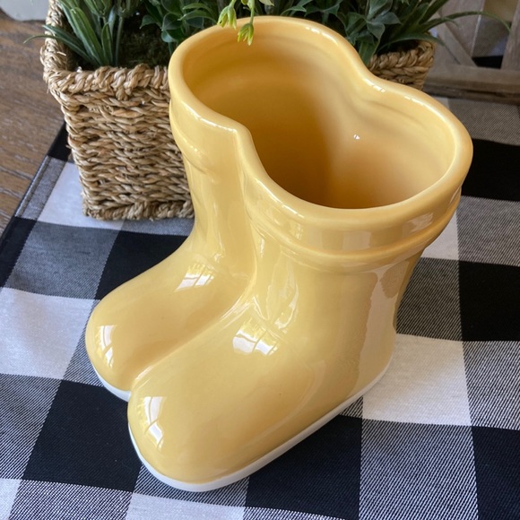 NEW! Cottage Farmhouse Yellow Spring Rainy Day Ceramic Rain Boots Vase - Picture 6 of 9
